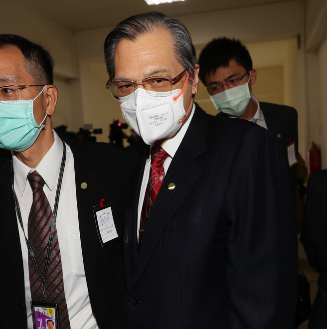 国安局长陈明通20日在立法院备询前受访，针对中共20大不放弃武统的决定，他呼吁中共不要当中华民族的罪人。（季志翔摄）