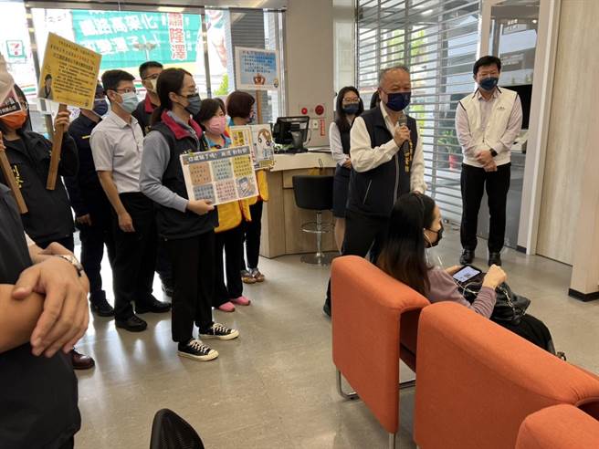 台中市警察局长蔡苍柏日前亲率大雅分局长贾立民，实地拜访辖内两家阻诈有功银行分行。（警方提供）