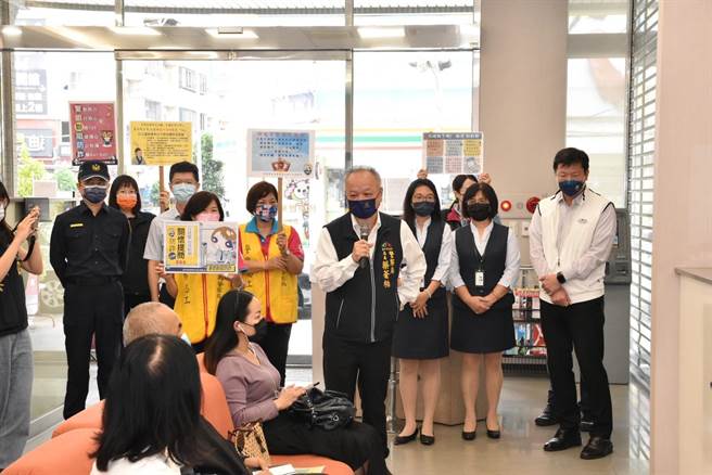 台中市警察局长蔡苍柏日前亲率大雅分局长贾立民，实地拜访辖内两家阻诈有功银行分行。（警方提供）