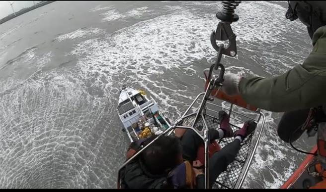 南方澳籍金益順號漁船今天上午發生擱淺，空勤總隊出動直升機順利救援5位船員安全脫困。(陳世宗翻攝空勤總隊影片)
