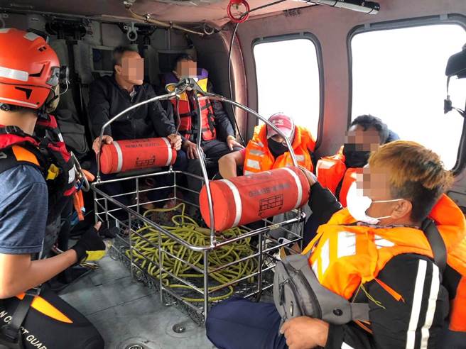 空勤總隊將5位船員平安的救援上直升機。(空勤總隊提供)