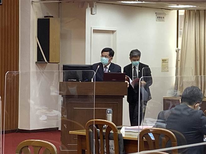 教育部长潘文忠（左）今天表示，育儿津贴政策朝不排富方向规画。（林志成摄）