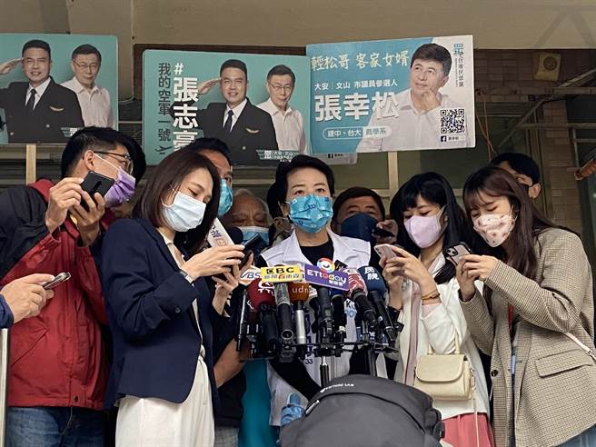 无党籍台北市长候选人黄珊珊（中）今上午前往文山区木栅市场扫街拜票，会前受访。（陈薏云摄）