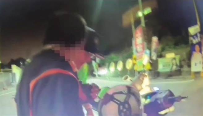 刘姓男子酒后骑机车遭拦下，疑喝太茫，警员拿出酒测器要他吹一口气，他却亲脸吻警员。（民眾提供／杨静茹南投传真）