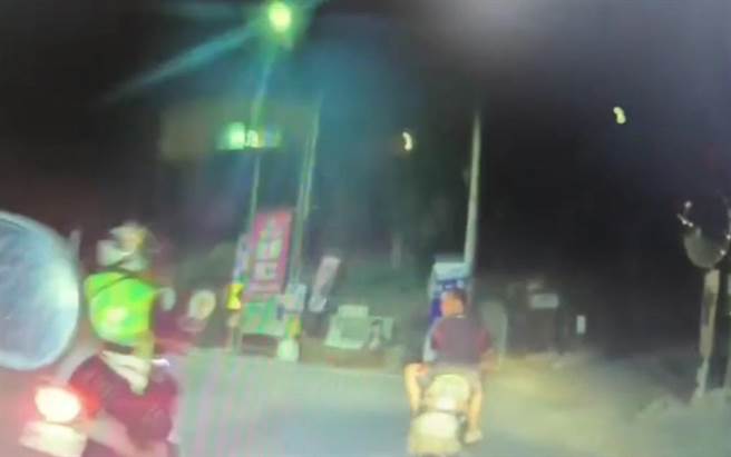 刘姓男子酒后骑机车未戴安全帽，遭警方拦停。（民眾提供／杨静茹南投传真）