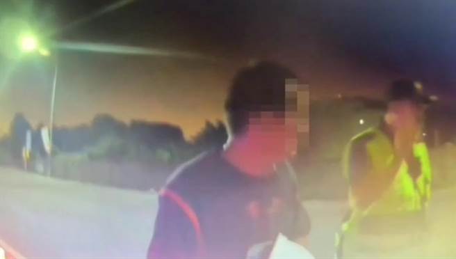 执勤警员潘治源遭醉汉刘姓男子偷亲脸颊，擦了擦脸颊。（民眾提供／杨静茹南投传真）