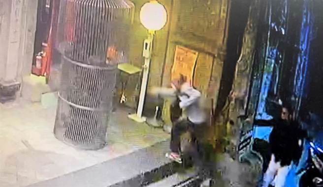 万国帮邱男19日犯下2起枪击案后自戕。（陈鸿伟翻摄）