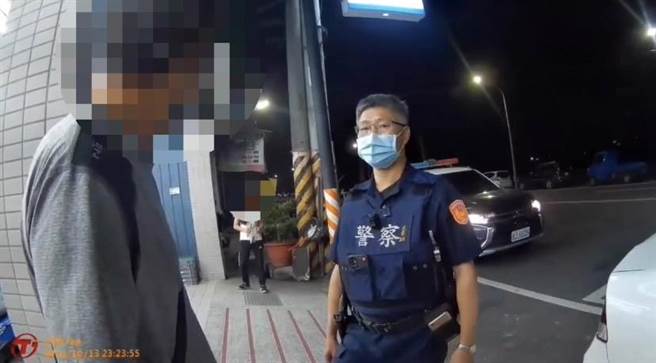 看到男友被盤查，女友離得遠遠的。（翻攝照片／高雄洪靖宜傳真）