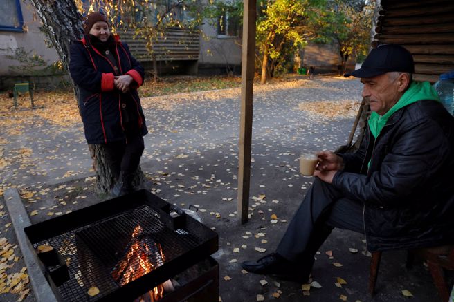 在寒冬即將來臨前，俄羅斯破壞了烏克蘭關鍵基礎設施。烏克蘭國家能源公司也呼籲民眾備水，並確保他們「有保暖的襪子、毯子，以及給家人和朋友擁抱」。(圖/ 路透社)