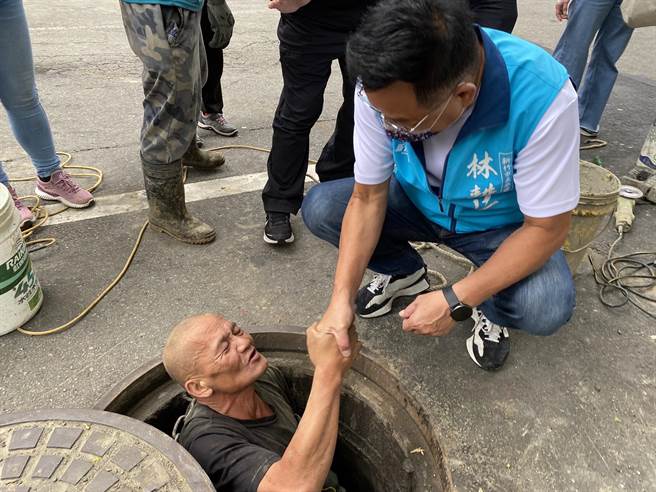 林耕仁今天到西區興南里掃街拜票，連下水道修繕工人都探頭與林耕仁打招呼，讓他非常感動。（林耕仁提供／陳育賢新竹傳真）