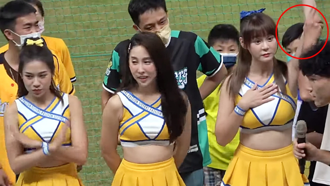 短今（右）被男球迷拉手。（图／翻摄自PETER 5 Youtube）