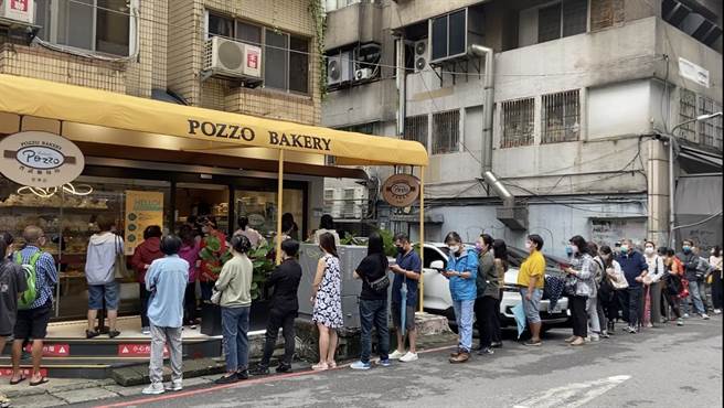 「普诺麵包坊」试营运吸引排队人潮，平均客单价成长30％。(普诺麵包坊提供)