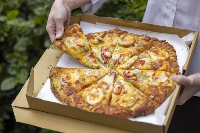 「普诺麵包坊忠孝店」豪华13寸「爆馅夯PIZZA」，每日11：30起限量现烤出炉 。(普诺麵包坊提供)