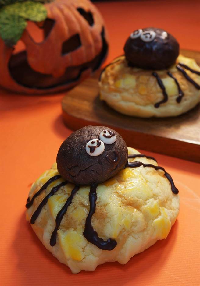 万圣节限定「蜘蛛菠萝」售价59元。(普诺麵包坊提供)