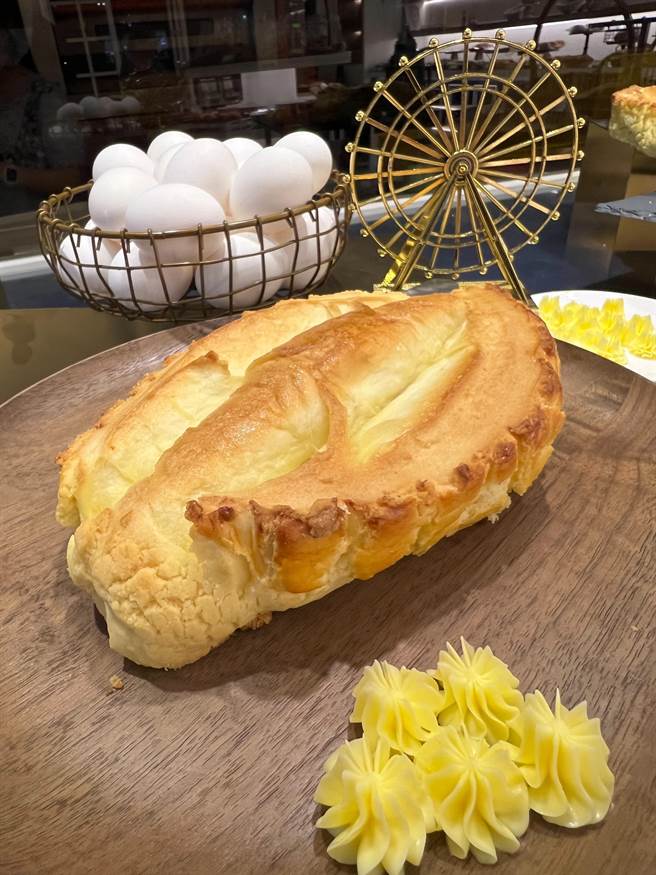 「创盛号」新推出的比脸大「菠萝罗宋」，结合菠萝的酥香与罗宋的松软，一款罗宋就能品嚐两种麵包的口感。(创盛号提供)