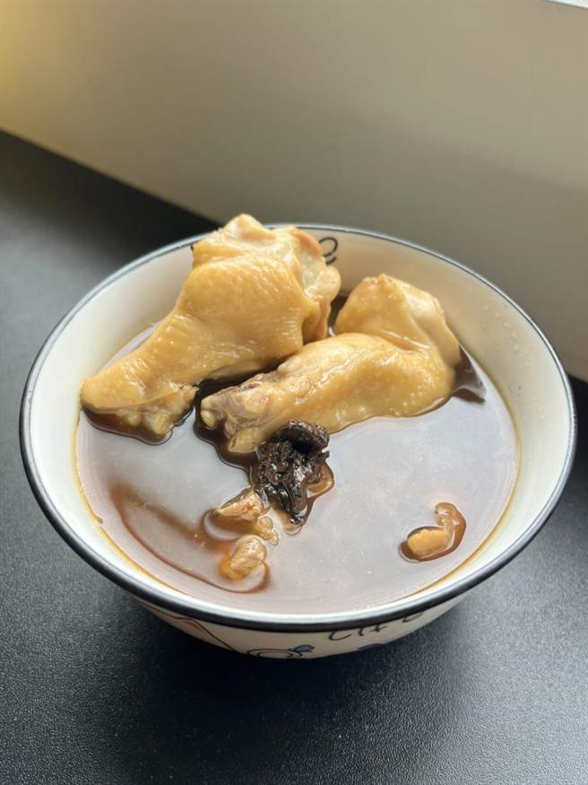 雞不可失！養雞協會慶祝60周年慶，邀民眾參與「千人來吃雞」，圖為黑蒜雞湯。(高雄市農業局提供／林雅惠傳真)