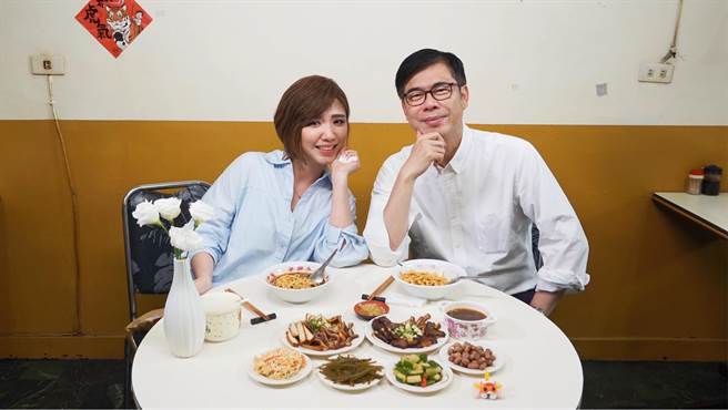 民進黨網路實境節目《一碗麵的時間》20日到南台灣出外景，高雄市長陳其邁帶著主持人黃彩玲邊享用牛肉麵邊談論他上任2年來的心路歷程。（陳其邁競選團隊提供／洪浩軒高雄傳真）