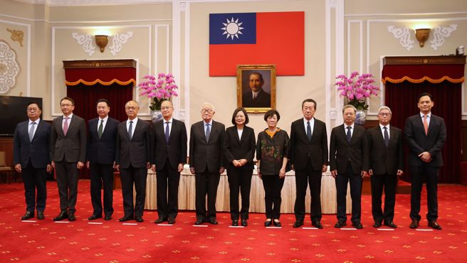 總統府20日於總統府大禮堂舉行「宣布2022亞太經濟合作經濟領袖會議代表團記者會」，代表張嘉淵（左起）、代表陳俊聖、外交部長吳釗燮、行政院政委鄧振中、總統府祕書長李大維、領袖代表張忠謀、蔡英文總統、領袖代表夫人張淑芬、國安會祕書長顧立雄、國發會主委龔明鑫、國安會副祕書長徐斯儉、代表林之晨一同出席。（杜宜諳攝）