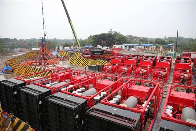 圖為大陸四川盆地頁岩氣儲層改造施工現場。（摘自人民網）