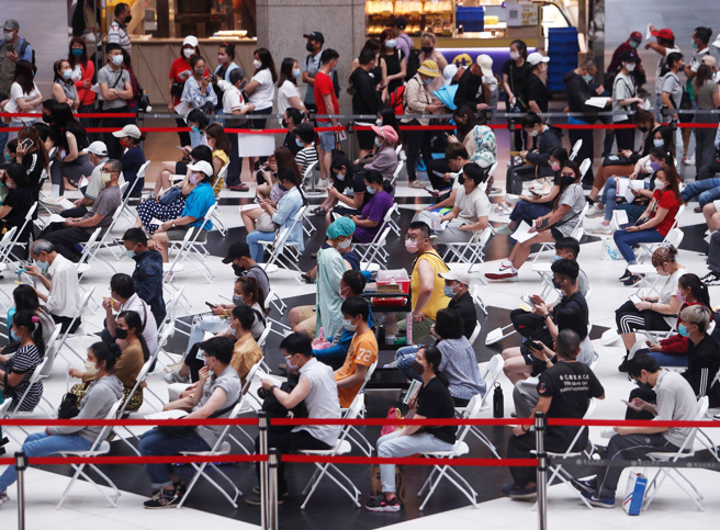 图为施打疫苗的民眾。（资料照/陈怡诚摄）