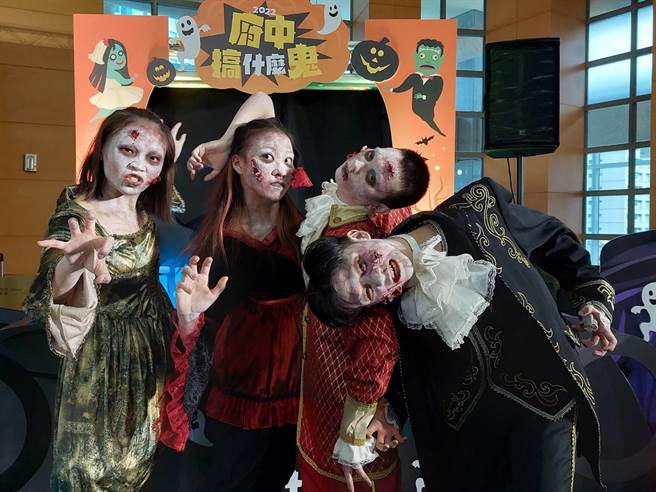 「2022府中搞什麼鬼」今年首度以「百鬼夜行，恐懼狂飆」為主題，推出免費卡丁車體驗活動，新北市長侯友宜試乘體驗。（陳慰慈攝）