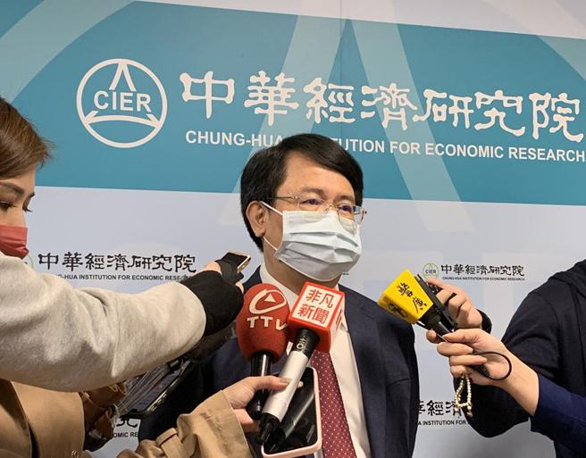 （中华经济研究院下修今、明年经济预测至3.28％、2.81％，中经院长张传章表示，全球经济疲弱拖累台湾经济动能。图／陈碧芬）