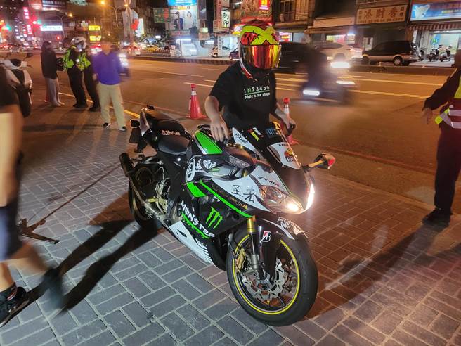 黃姓男子身穿「聖光騎士團」T-Shirt，騎乘一輛價值93萬元、號稱「忍界之王」重機，上面還印製「危險人物」、「王者」等字樣，呼嘯經過北區北屯路段，被警察攔檢。（台中市第二分局提供／馮惠宜台中傳真）