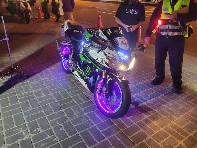 黃姓男子身穿「聖光騎士團」T-Shirt，騎乘一輛價值93萬元、號稱「忍界之王」重機，上面還印製「危險人物」、「王者」等字樣，呼嘯經過北區北屯路段，被警察攔檢。（台中市第二分局提供／馮惠宜台中傳真）