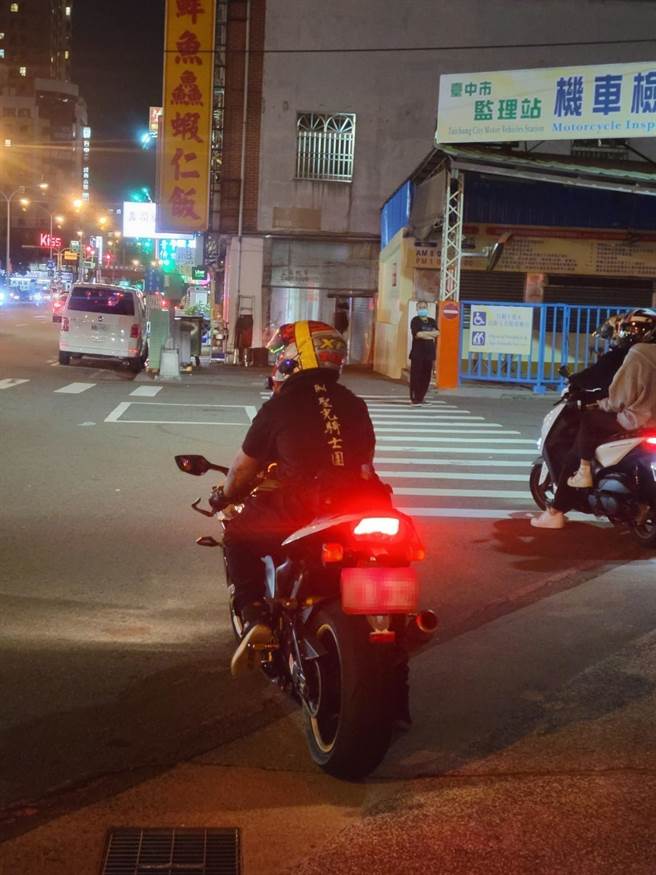 黃姓男子身穿「聖光騎士團」T-Shirt，騎乘一輛價值93萬元、號稱「忍界之王」重機，呼嘯經過北區北屯路段，被警察攔檢。（台中市第二分局提供／馮惠宜台中傳真）