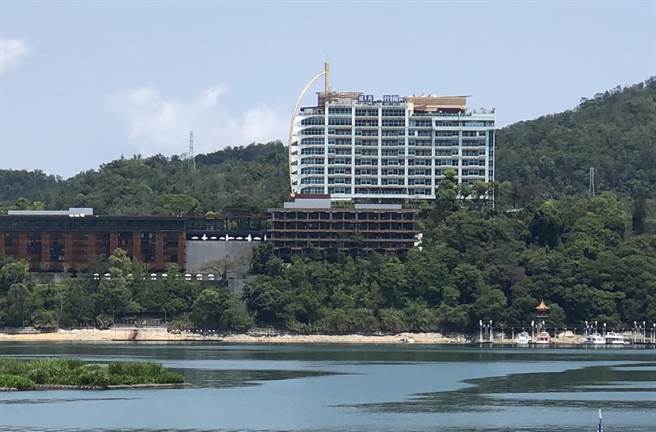 南投縣府證實台灣人壽購買99％日月行館股權，已函文請金管會保險局核准。（楊靜茹攝）