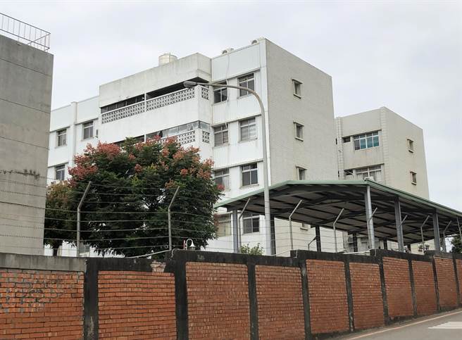 沙鹿汉翔一位29岁的男员工，18日白天在宿舍4楼坠楼伤重送医。(陈世宗摄)