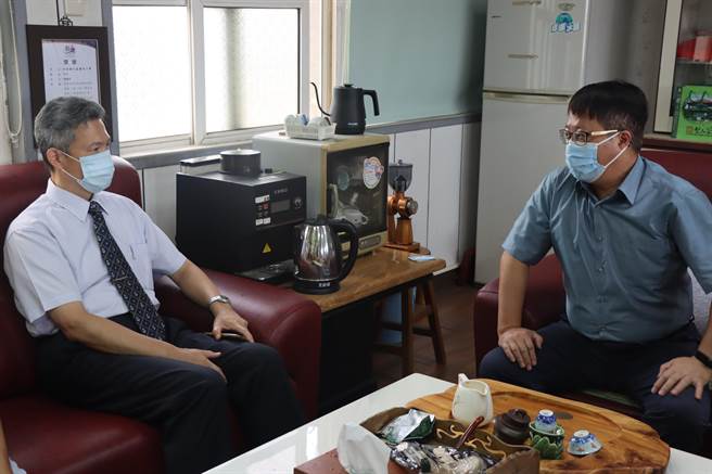 彰化分署长郭景铭（左一）前往白男子女就读国小拜访张校长（右一）表达关怀之意。（彰化分署提供／吴敏菁彰化传真）