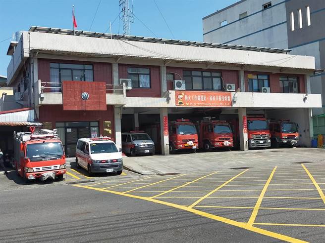 检警认为卓男是在畏惧下，怕残刑遭牵连，因此萌生遗弃尸体之意，若要急救应该要将郑男送医，或确实交给消防人员，并非弃置在地。