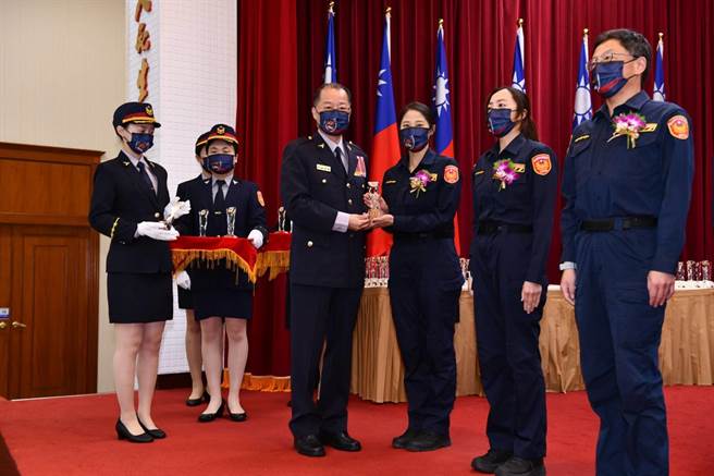 警政署长黄明昭颁奖给台北市警员朱彦华等获奖人员。（翻摄照片／林郁平）