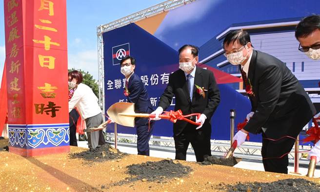 高雄市长陈其迈（左二）、全联董事长林敏雄（右二）20日出席全联冈山本洲冷链物流中心动土仪式。（林瑞益摄）