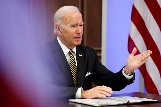 美国总统拜登视讯参加电池业捐赠款会议。（路透社）