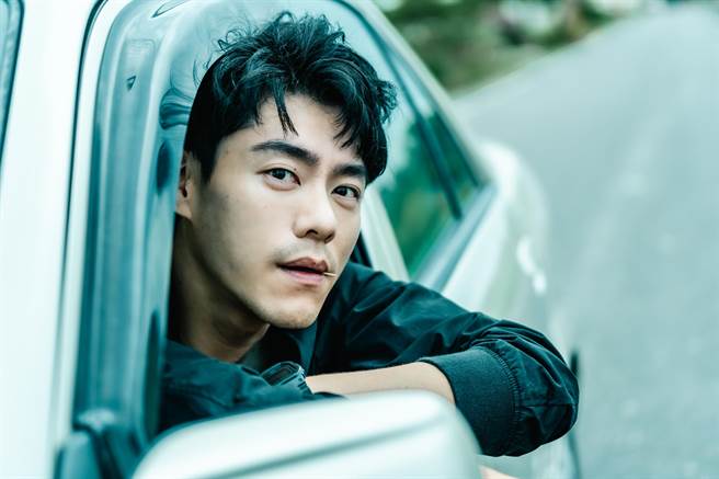 李程彬分饰两角，演技爆棚。（Netflix提供）