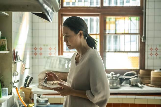 丁寧戏中为保护女儿伤痕累累。（Netflix提供）