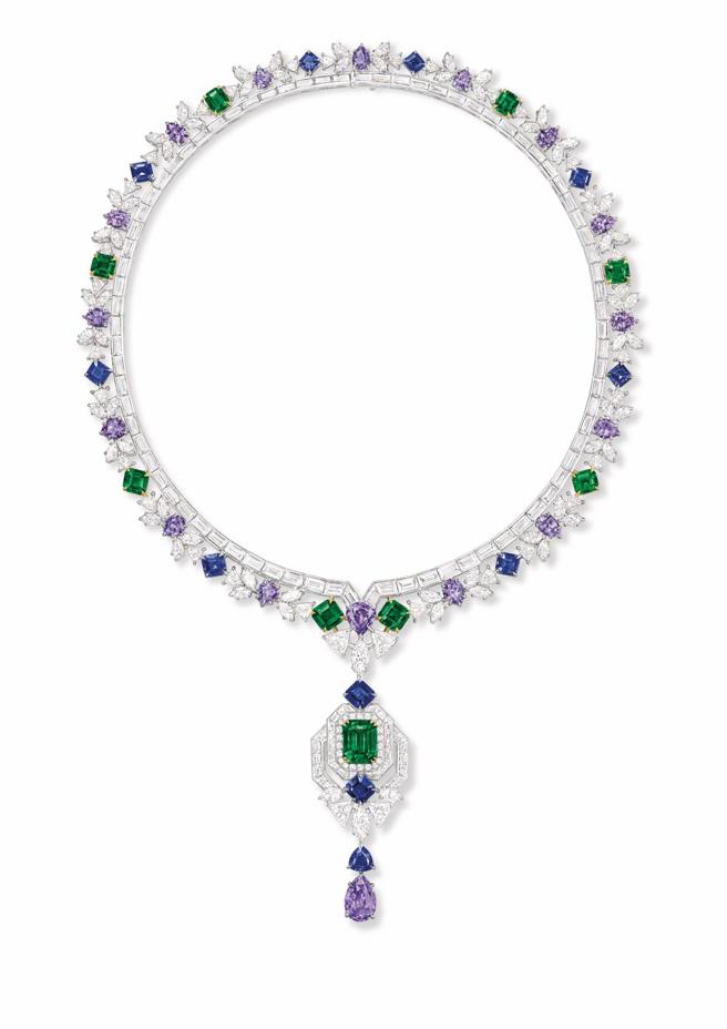 海瑞溫斯頓祖母綠寶石項鍊，主石是5.55 克拉的祖母型切工祖母綠寶石。（Harry Winston提供）