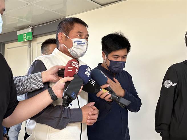 苗栗縣長、無黨籍苗栗縣長候選人鍾東錦今北上拜訪台北市議會和台北市政府。（黃婉婷攝）