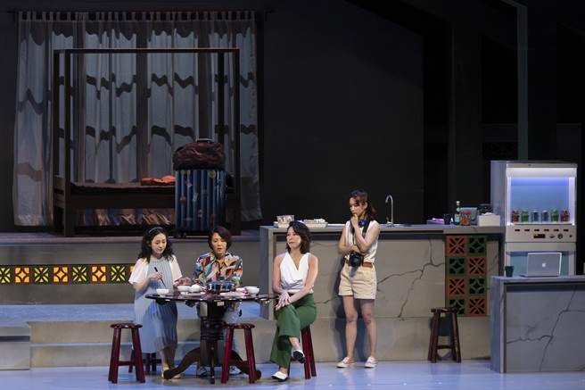 蔡灿得（左起）、谢汶锜、丁寧与温贞菱演出故事工厂《四姊妹》。（故事工厂提供）