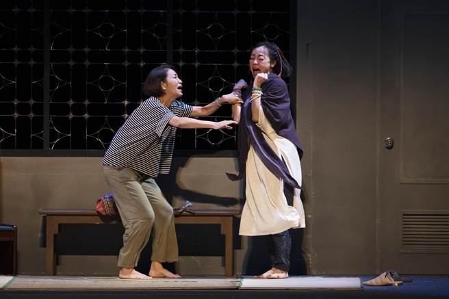 谢汶锜（左）与范瑞君在舞台剧《四姊妹》有激烈的情绪戏。（故事工厂提供）