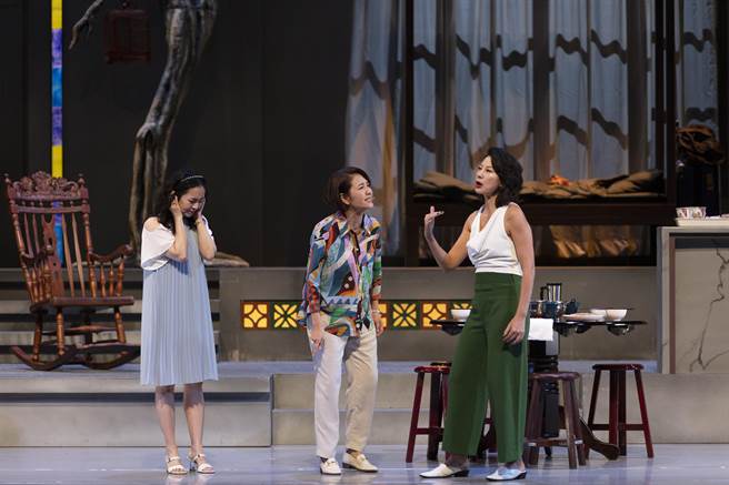 丁寧（右起）与谢汶锜、蔡灿得在舞台剧《四姊妹》有激烈的争吵。（故事工厂提供）