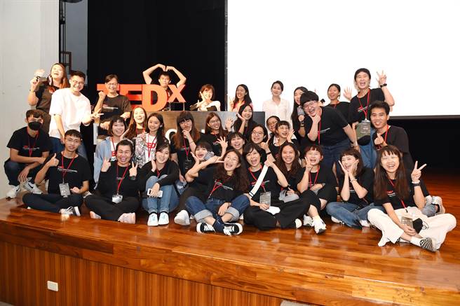 「2022 TEDxProvidenceUniversity」从策展申请、讲者邀请、视觉设计、手册编纂、收音录音及录影到宣传行销等，皆由学生筹画。（静宜大学提供）