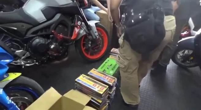 高雄保二总队刑大侦三队今年初透过网路巡逻，发现蔡男、吴男等5人贩卖假冒日本D.I.D机车铁链获利，经警方循线下，于台中、彰化、高雄、屏东等地将5人逮捕，并在仓库内查获仿冒链条。（翻摄照片／崔正纲高雄传真）