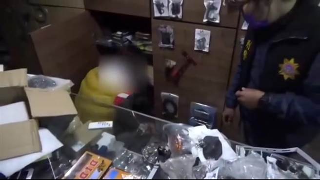 高雄保二总队刑大侦三队今年初透过网路巡逻，发现蔡男、吴男等5人贩卖假冒日本D.I.D机车铁链获利，经警方循线下，于台中、彰化、高雄、屏东等地将5人逮捕，并在仓库内查获仿冒链条。（翻摄照片／崔正纲高雄传真）