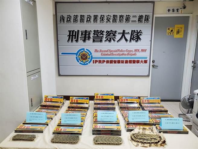 高雄保二总队刑大侦三队今年初透过网路巡逻，发现蔡男、吴男等5人贩卖假冒日本D.I.D机车铁链获利，经警方循线下，于台中、彰化、高雄、屏东等地将5人逮捕，并在仓库内查获仿冒链条，全案依违反商标法移送法办。（翻摄照片／崔正纲高雄传真）