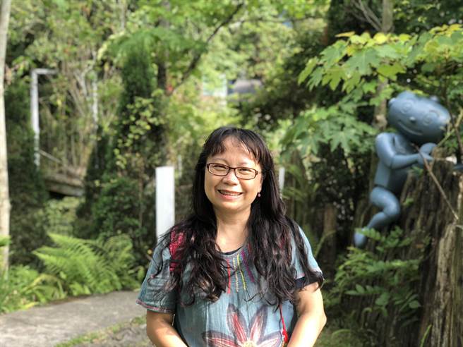 明道中学国文科老师丁兆龄投身教育30多年，持续推动阅读，日前荣获教育部「阅读推动优秀教师」。（明道中学提供／潘虹恩台中传真）