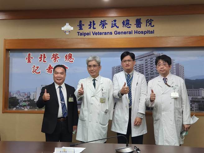 台北荣总团队，由右至左依序为血液科主任萧梁材、血液科医师刘耀中、副院长侯明志、公共事务室主任吴建利。（陈人齐摄）
