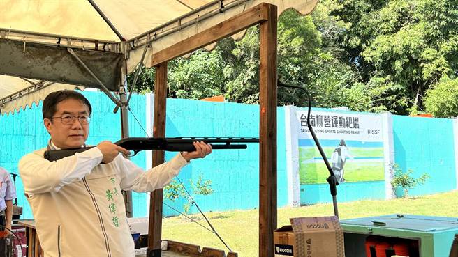 台南市长黄伟哲20日上午到柳营运动靶场出席教育部嘉南区大专院校射击竞赛。（张毓翎摄）
